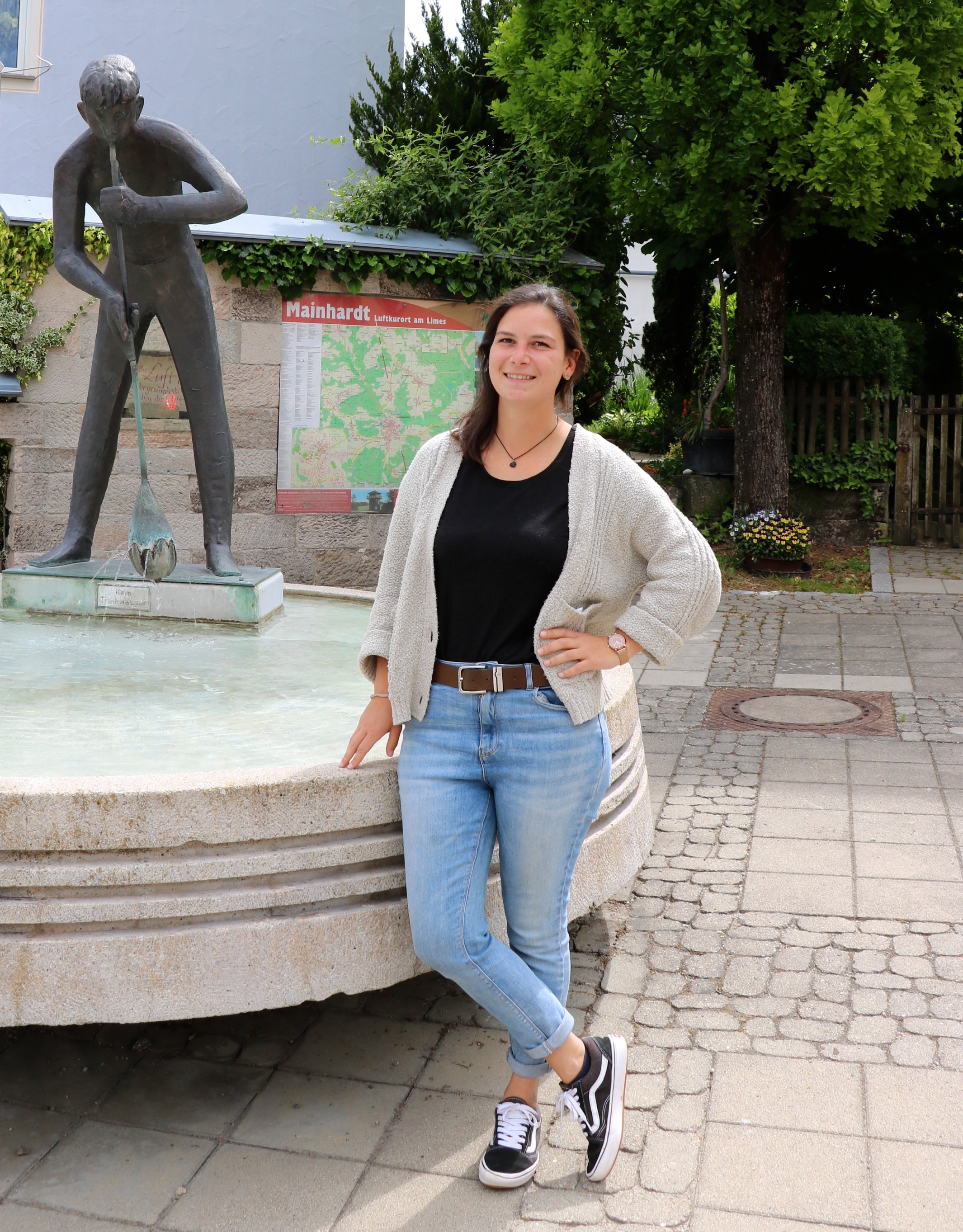  Farina Köstler steht vor dem Rathausbrunnen 