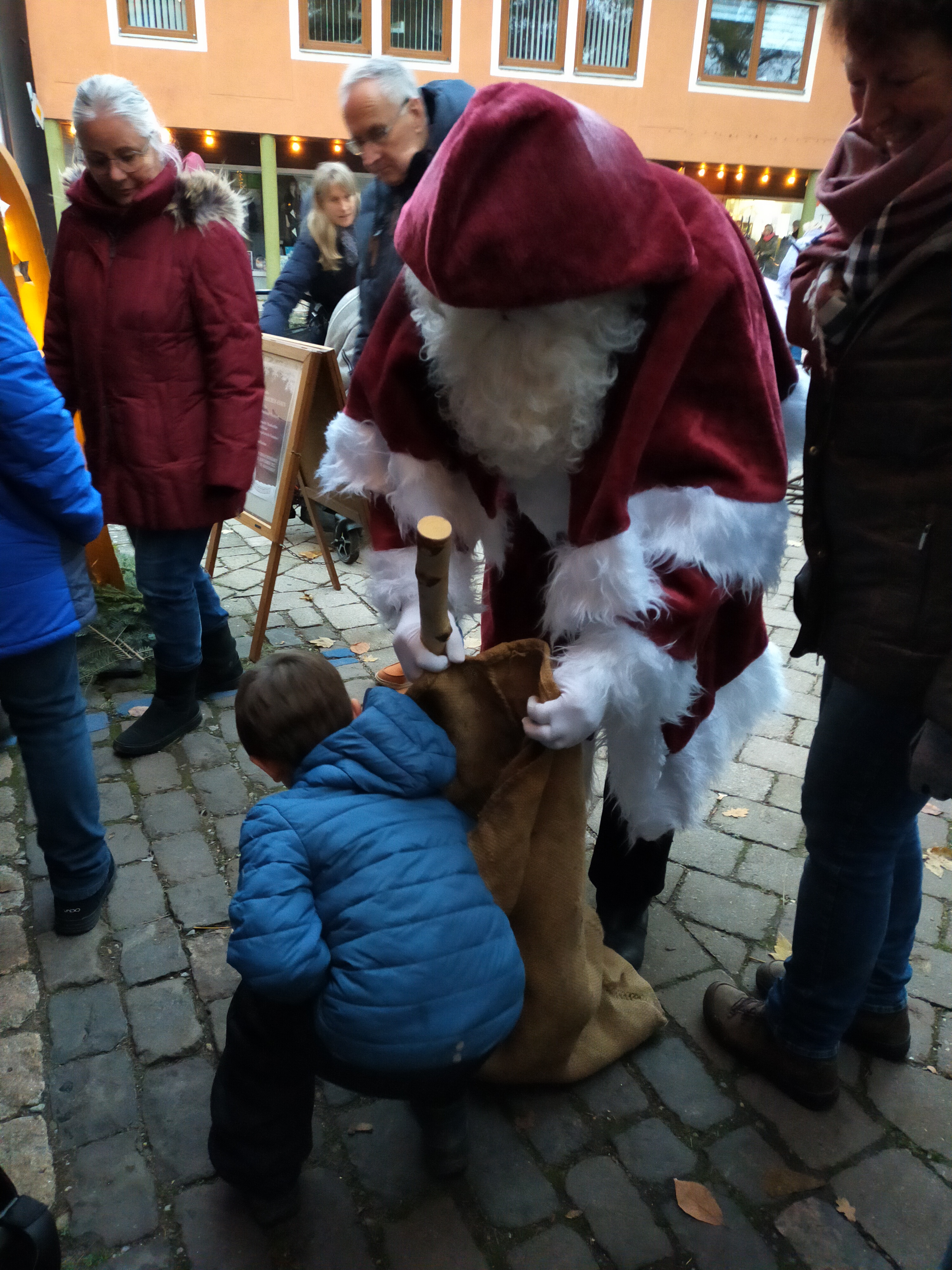  Der Weihnachtsmann verteilt Geschenke 
